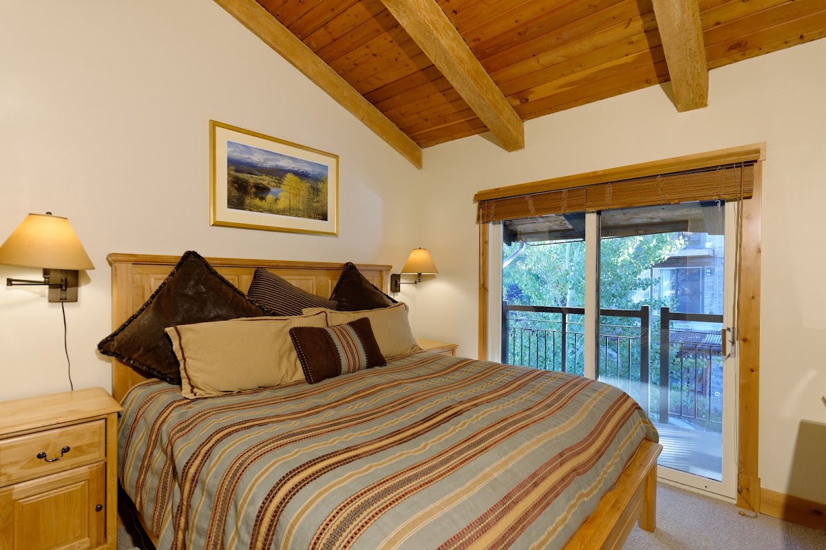 The Crestwood Condominiums photo 3