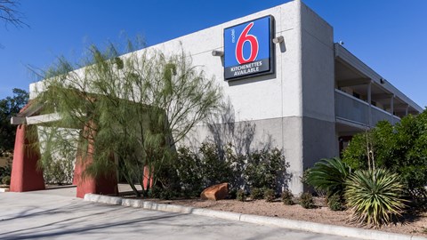 Motel 6 Uvalde, TX
