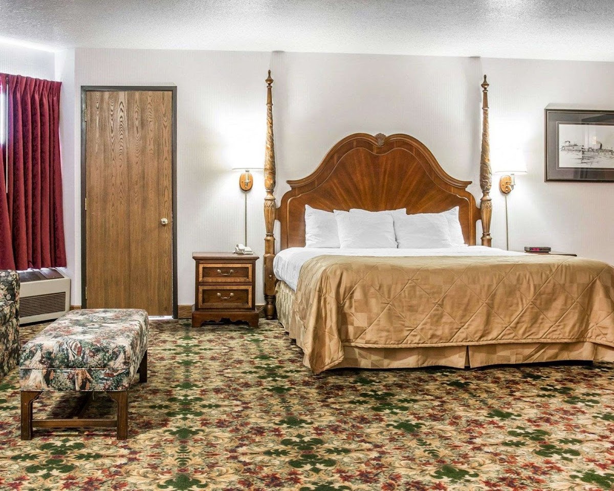 Clarion Hotel Mackinaw City Beachfront photo 2