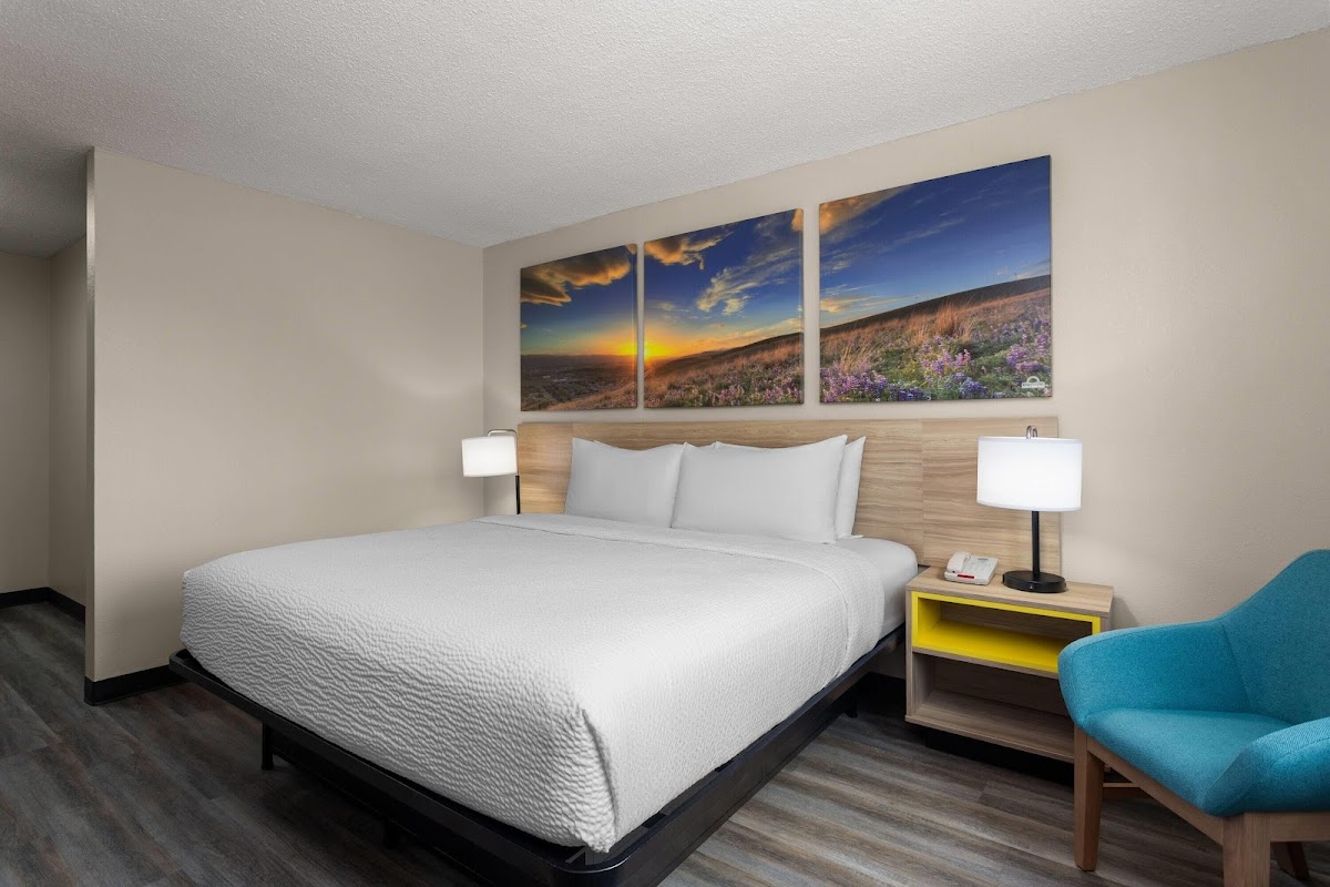 Days Inn and Suites by Wyndham Hammond, IN photo 2