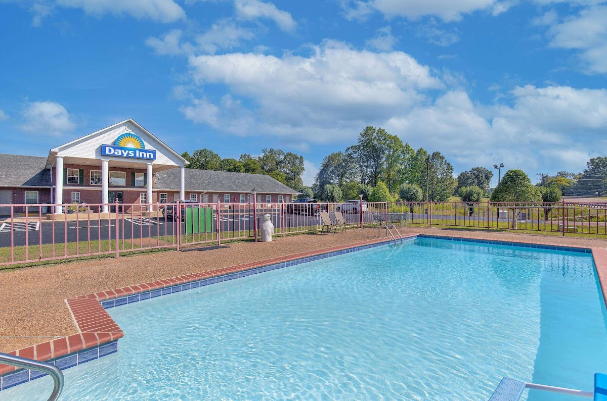 Days Inn by Wyndham Savannah photo 3