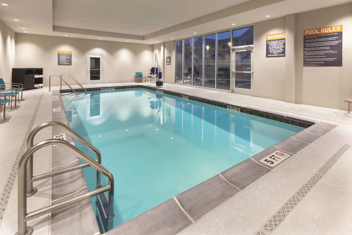La Quinta Inn & Suites by Wyndham Terre Haute photo 3
