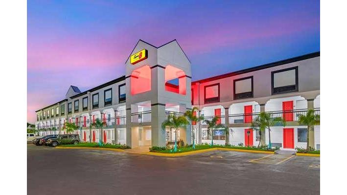 Super 8 by Wyndham Orlando Near Florida Mall