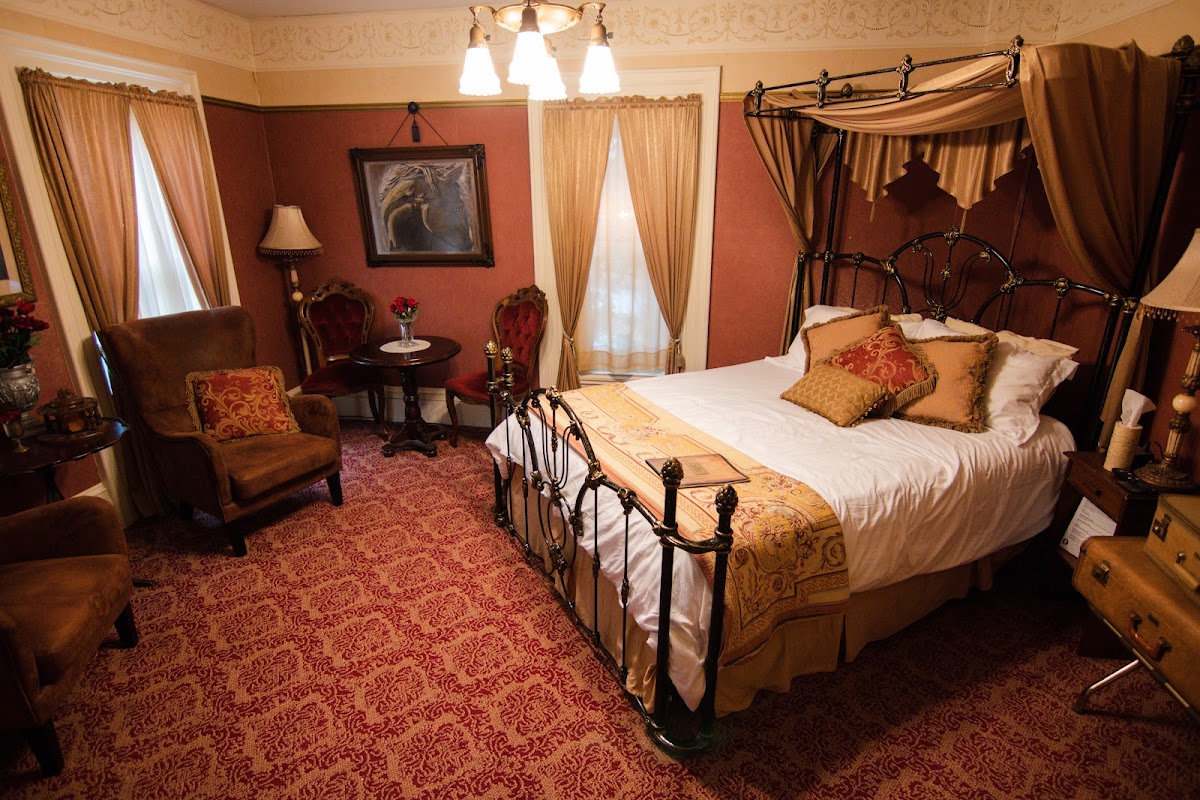 Iron Amethyst Inn & The 2One Speakeasy photo 2