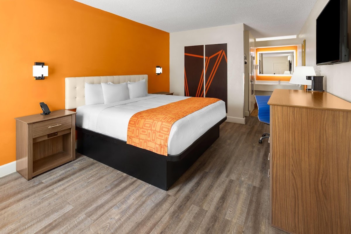 Howard Johnson by Wyndham Savannah GA photo 2