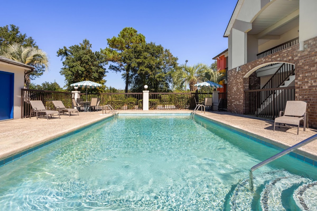 Howard Johnson by Wyndham Savannah GA photo 3