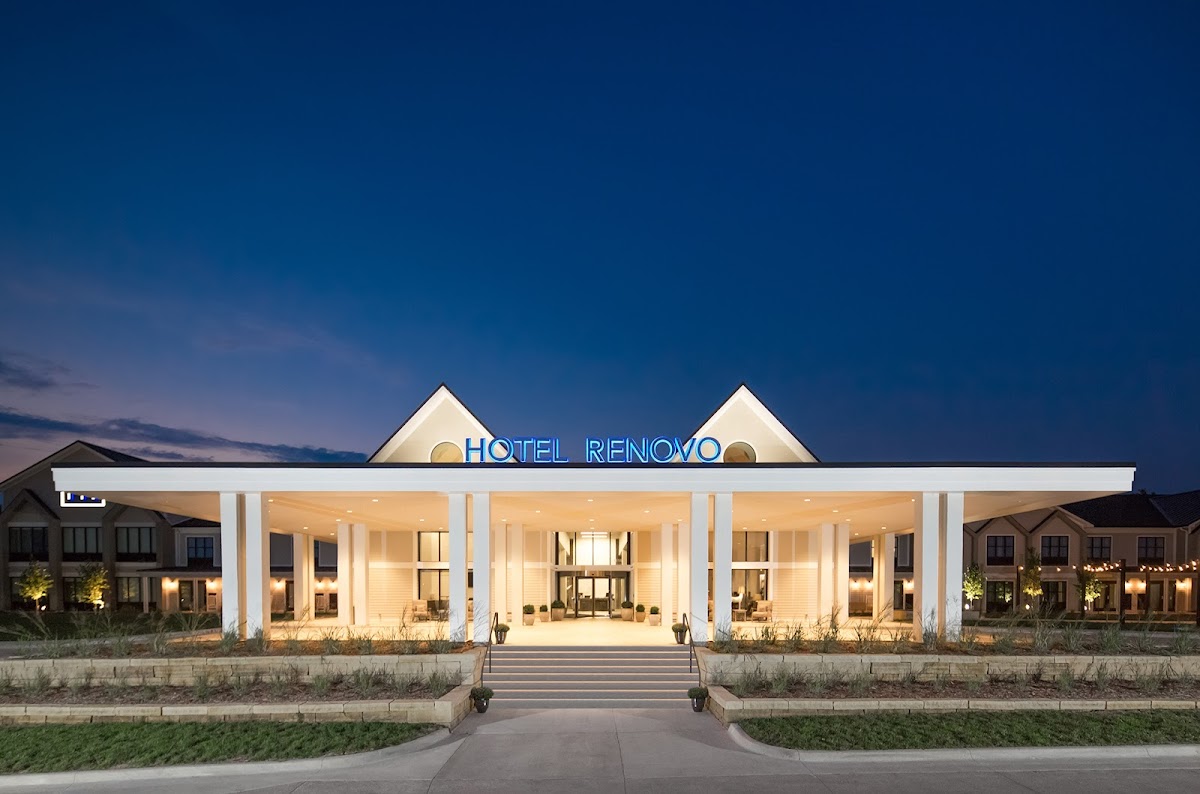 Hotel Renovo Des Moines Urbandale Tapestry by Hilton