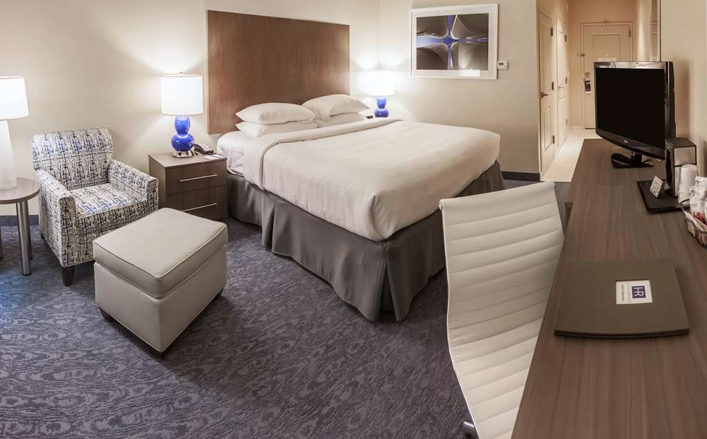 Hotel Renovo Des Moines Urbandale Tapestry by Hilton photo 3
