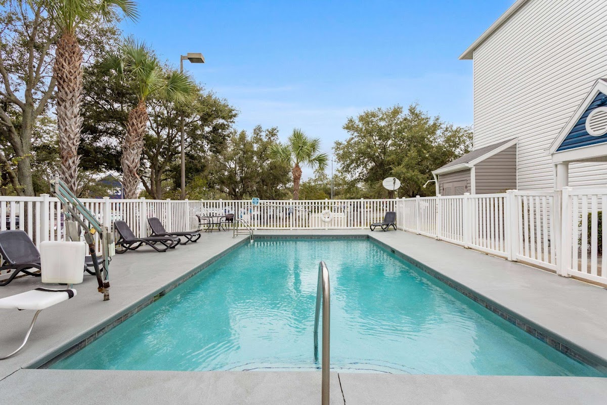 Microtel Inn & Suites by Wyndham Zephyrhills photo 3