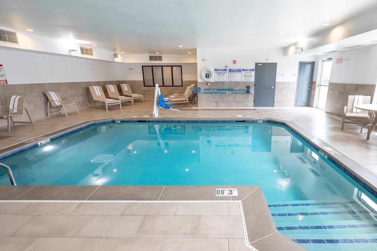 Holiday Inn Express & Suites Chicago West - St Charles by IHG photo 3
