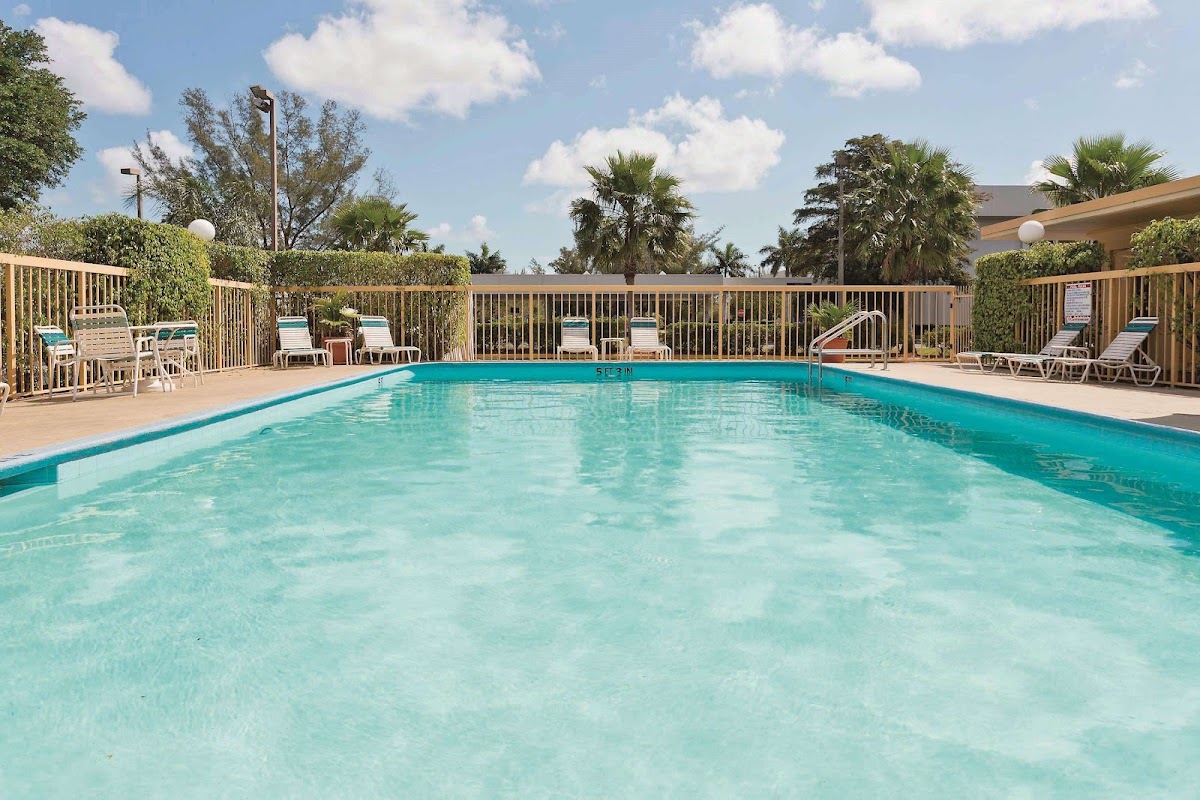 La Quinta Inn by Wyndham West Palm Beach - Florida Turnpike photo 3