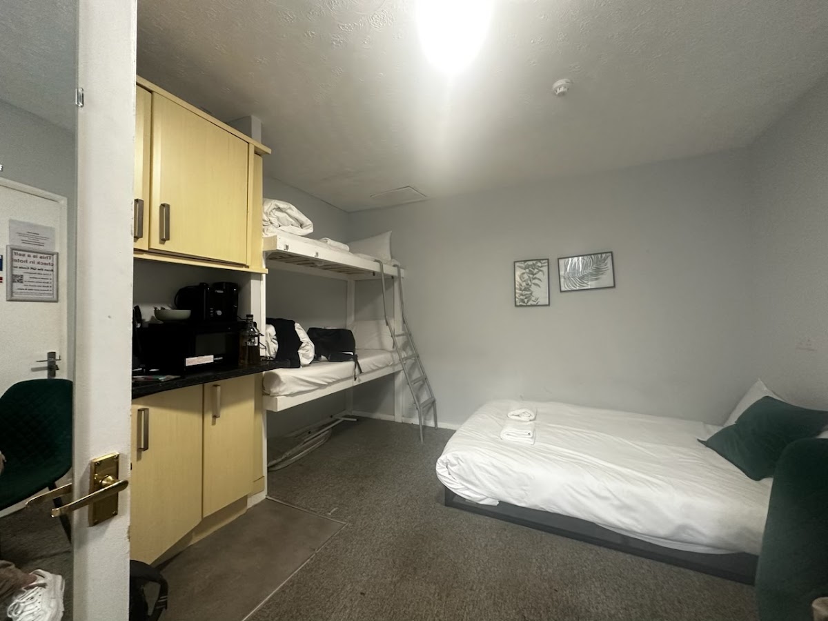 Brighton Black Hotel & Hot Tubs