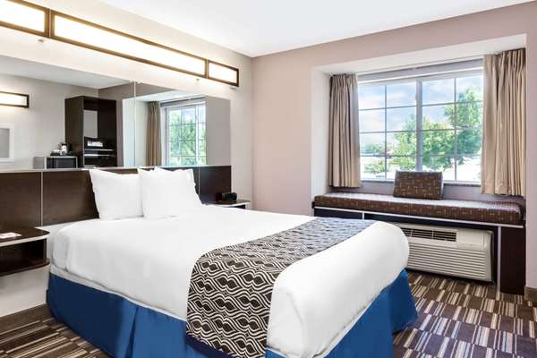 Microtel Inn & Suites by Wyndham Tuscaloosa Near University photo 2