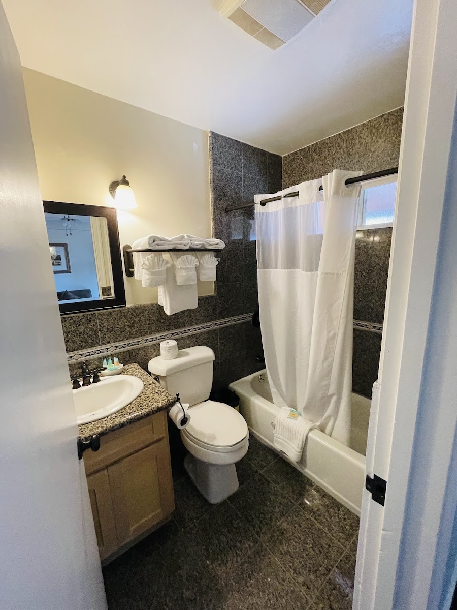 Clarion Collection Carmel Oaks Inn photo 2