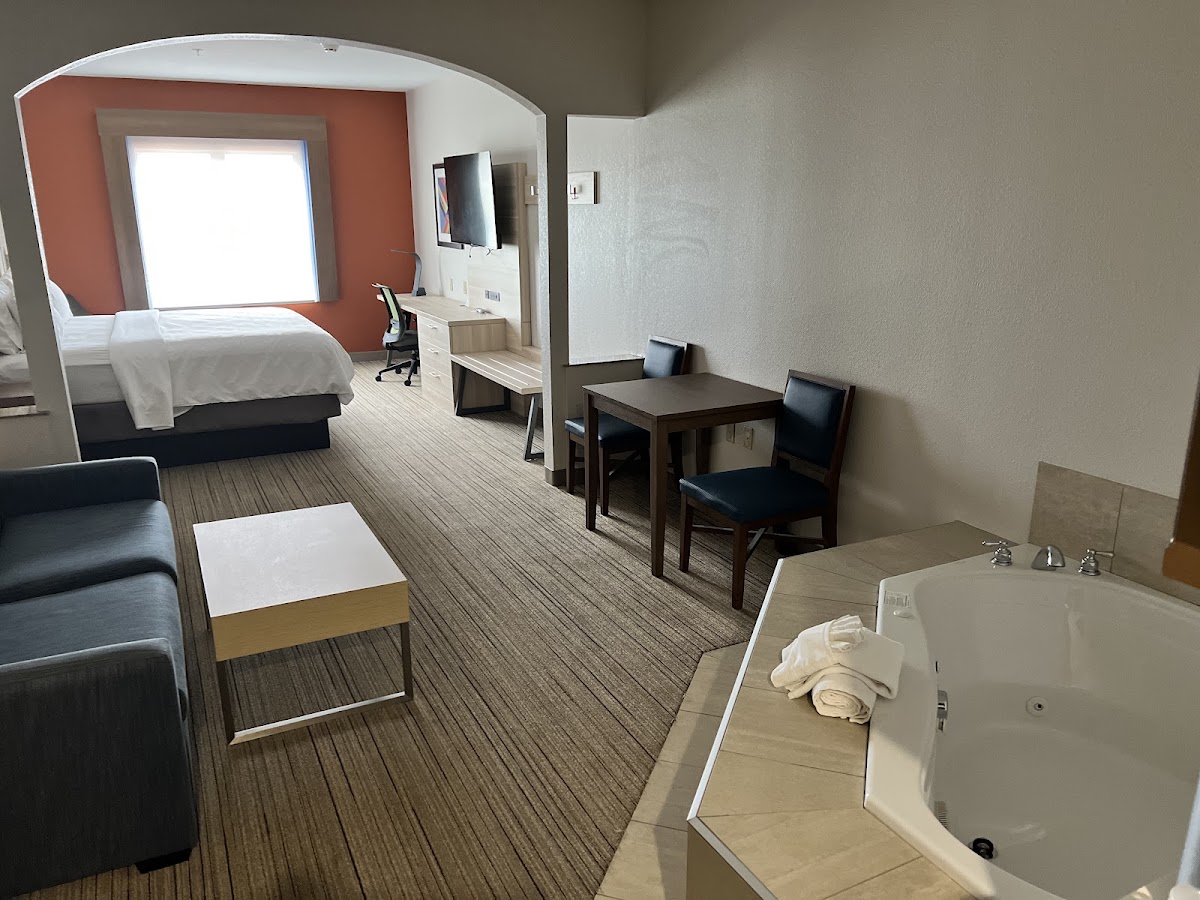Holiday Inn Express & Suites Malvern, an IHG Hotel