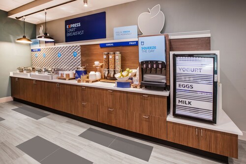 Holiday Inn Express & Suites Malvern, an IHG Hotel photo 2