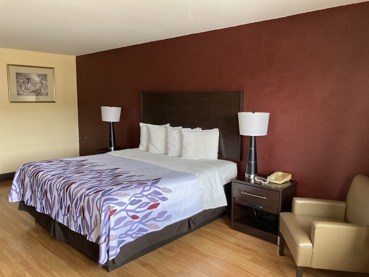 Red Roof Inn & Suites Cleveland, TN photo 2