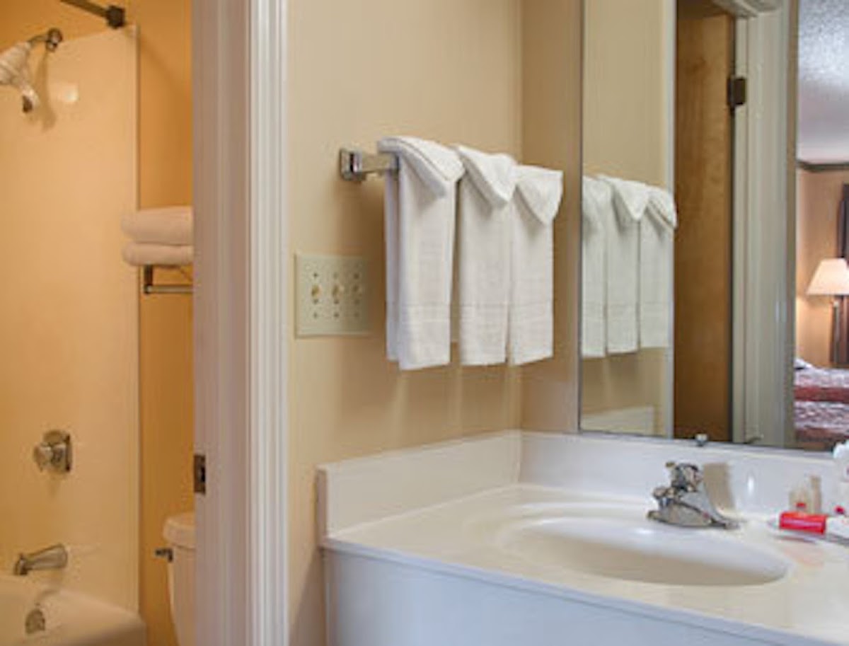 Red Roof Inn & Suites Cleveland, TN photo 3
