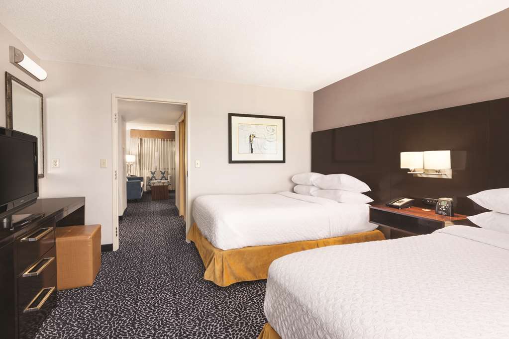 Embassy Suites by Hilton Louisville East photo 3