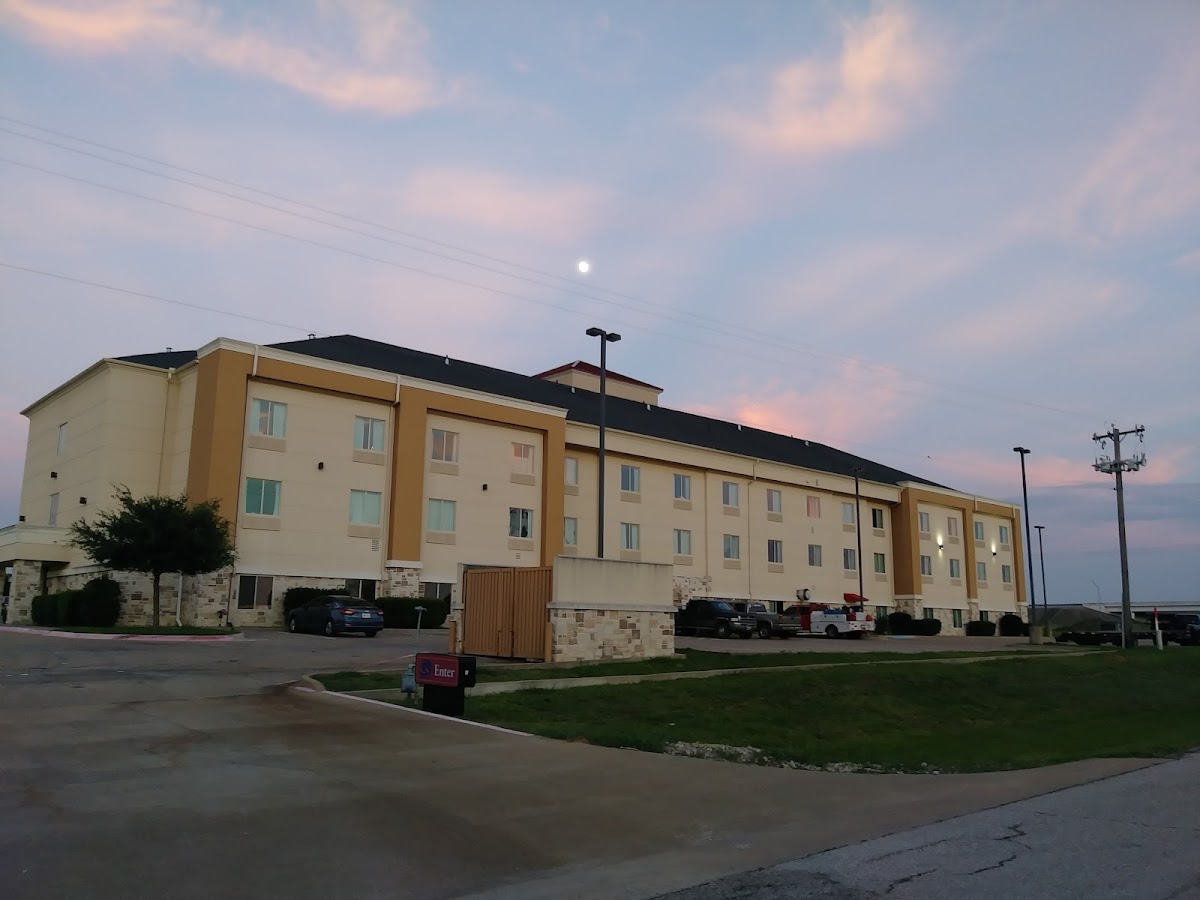 Quality Suites Near Cedar Creek Lake