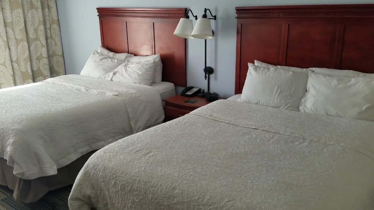 Hampton Inn & Suites Cedar Rapids - North photo 2