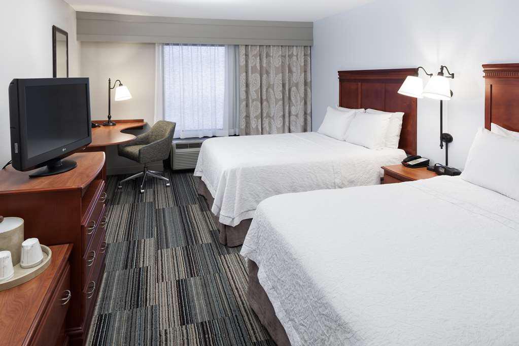 Hampton Inn & Suites Cedar Rapids - North photo 3