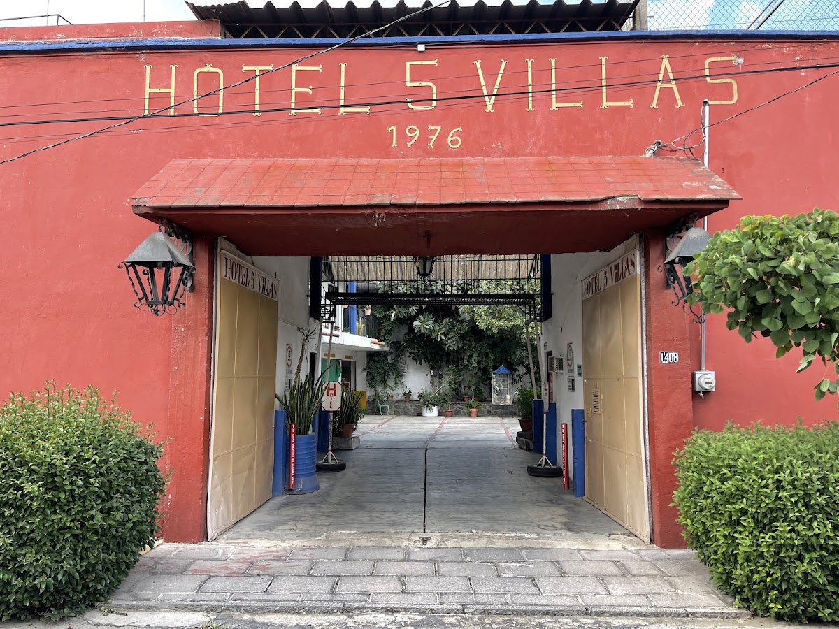 Villas Hotel 5, 1976