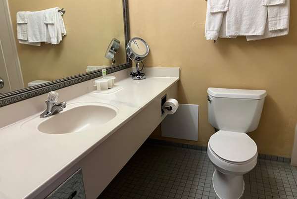 Days Inn by Wyndham Pittsburg KS photo 2