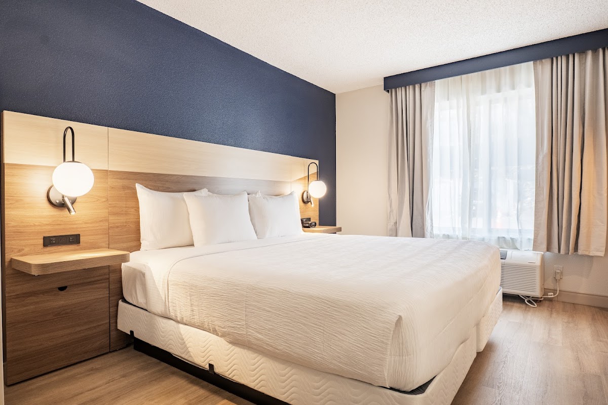 La Quinta Inn & Suites by Wyndham Danbury photo 2