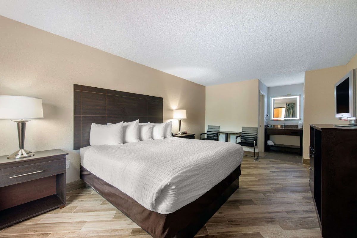 Clarion Inn & Suites Kissimmee-Lake Buena Vista South photo 2