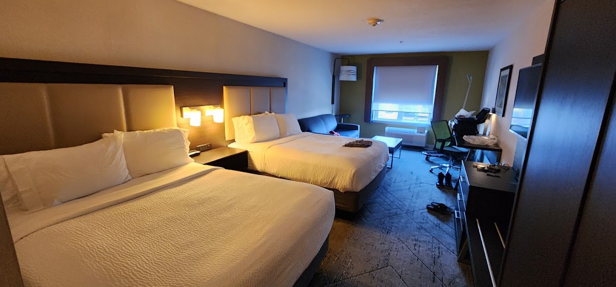 Holiday Inn Express & Suites Redding, an IHG Hotel photo 2