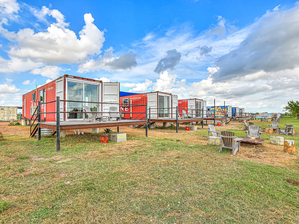 FlopHouze - Shipping Container Hotel