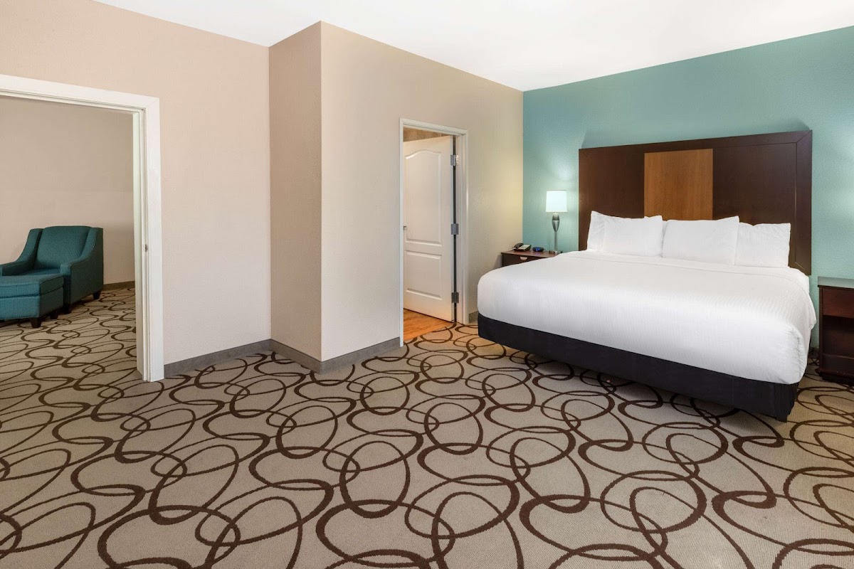 La Quinta Inn & Suites by Wyndham Fort Worth - Lake Worth photo 3