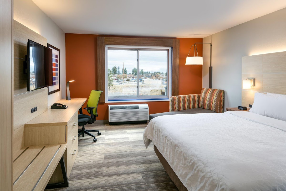 Holiday Inn Express & Suites Bend South by IHG photo 2
