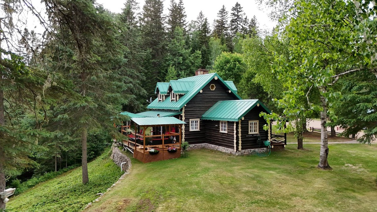 Domaine Le Bostonnais Le village en bois rond.