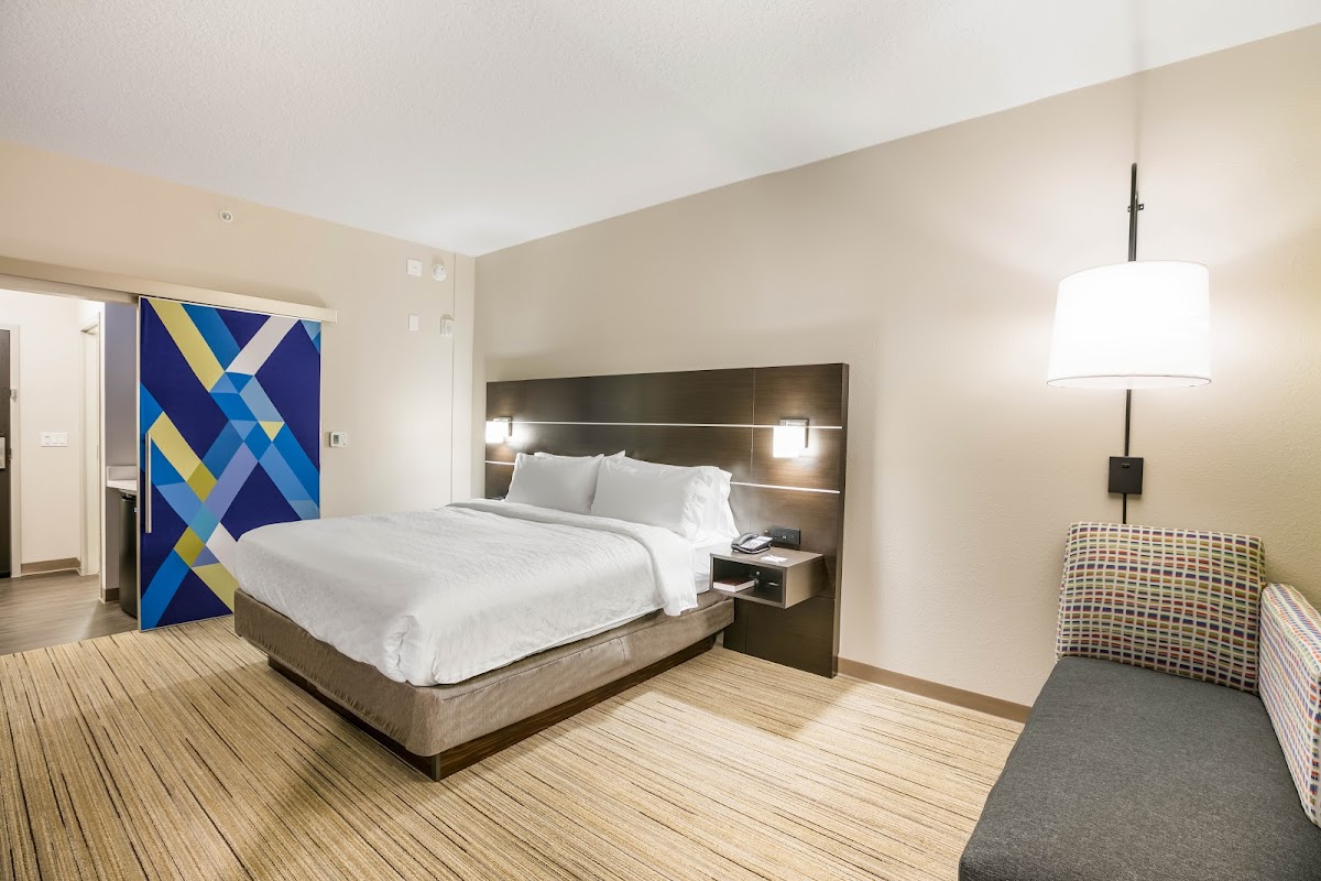Holiday Inn Express & Suites, Jacksonville Town Center photo 2