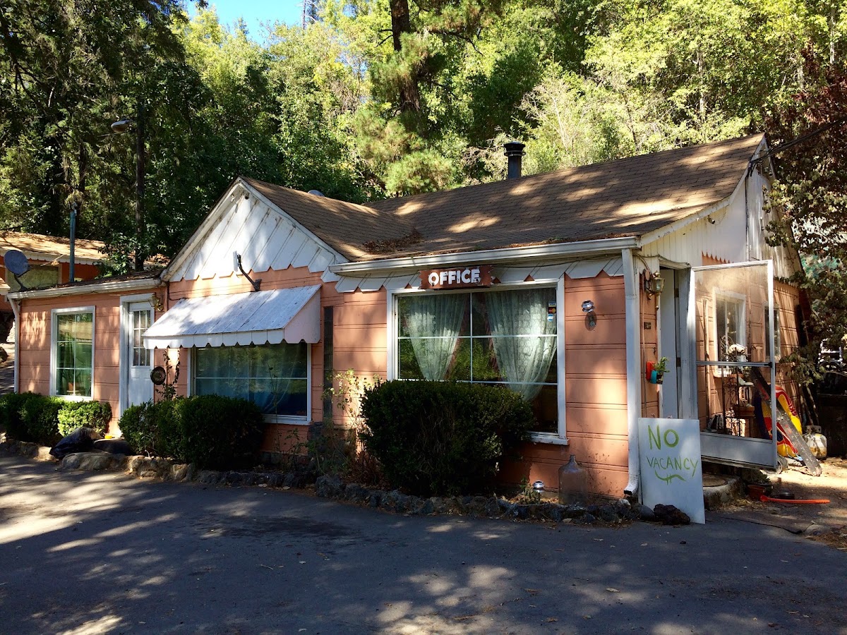 Madrona Motor Court Cottages photo 3