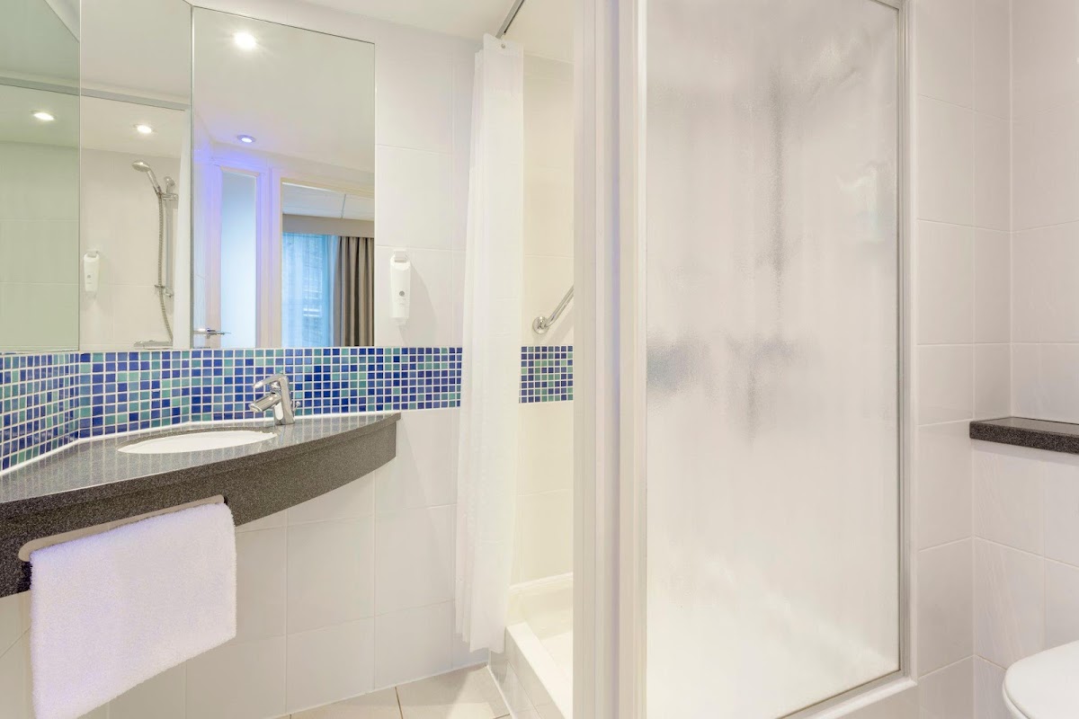 Holiday Inn Express London - Park Royal by IHG photo 2