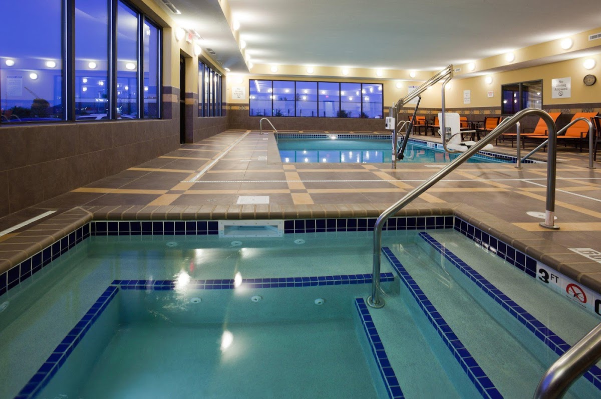 Holiday Inn Express & Suites Fort Dodge by IHG photo 3