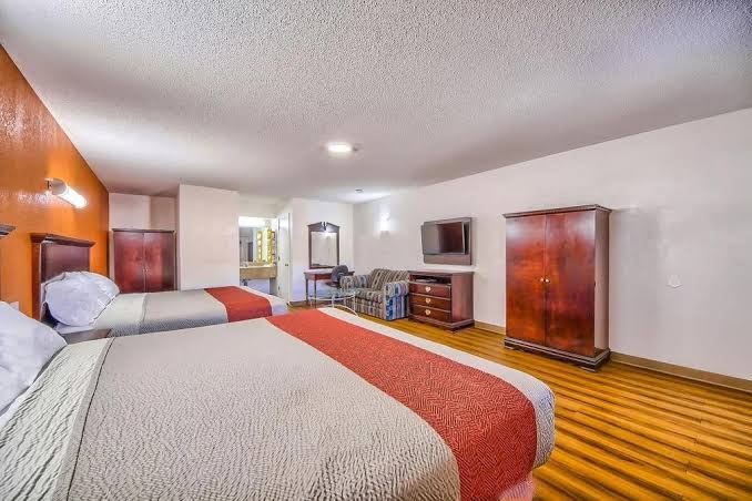 Hillcrest Inn & Suites photo 2