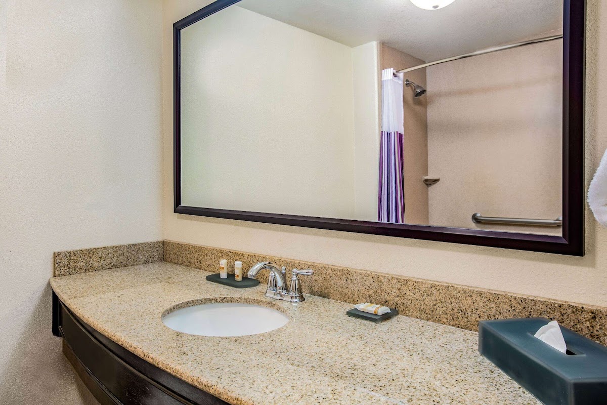 La Quinta Inn & Suites by Wyndham Fowler photo 3