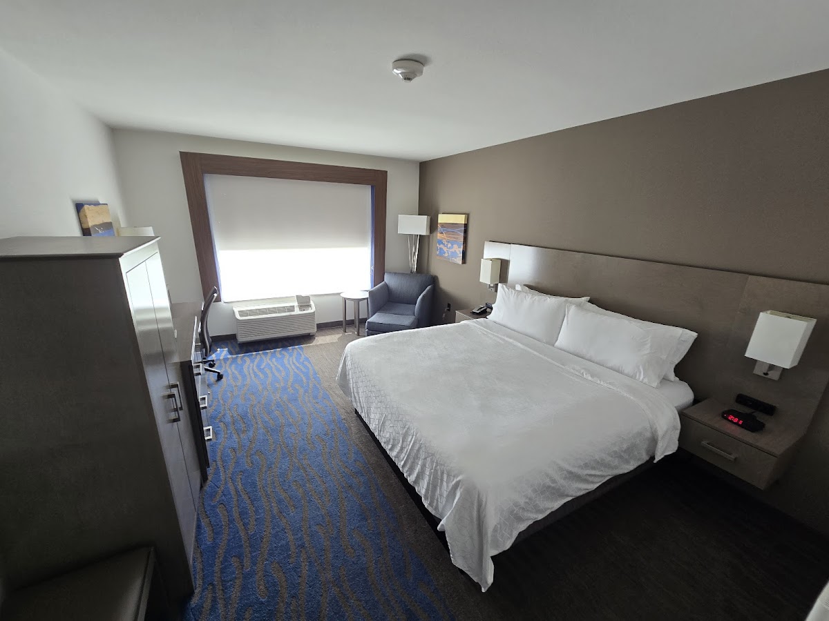 Holiday Inn Express & Suites Great Bend by IHG photo 2