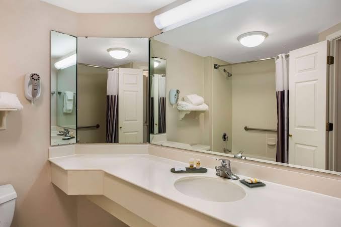 La Quinta Inn & Suites by Wyndham Greensboro NC photo 3