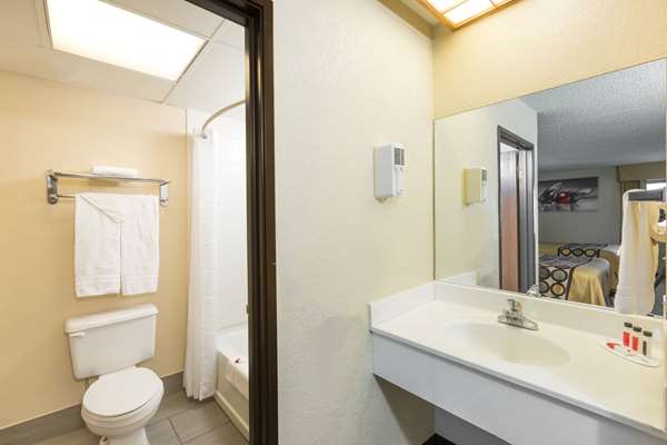 Super 8 by Wyndham Wichita North photo 3