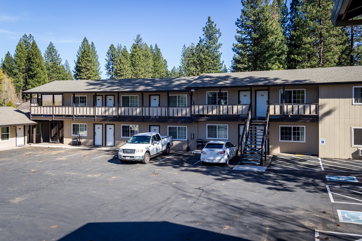 Charm Motel & Suites