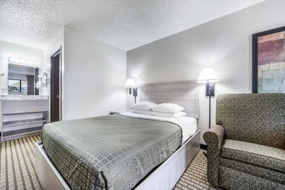 Bearcat Inn and Suites photo 2