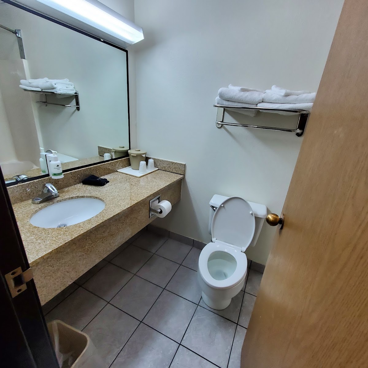 Bearcat Inn and Suites photo 3
