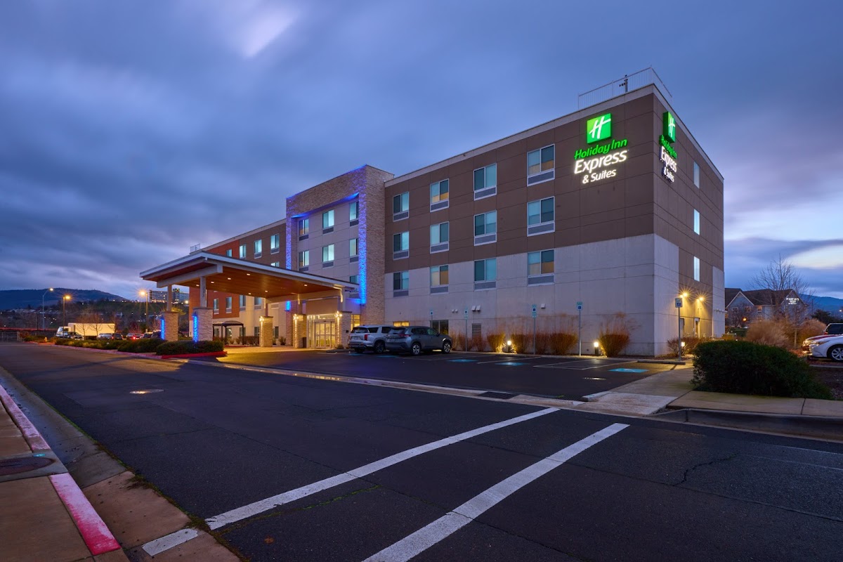 Holiday Inn Express & Suites Medford by IHG