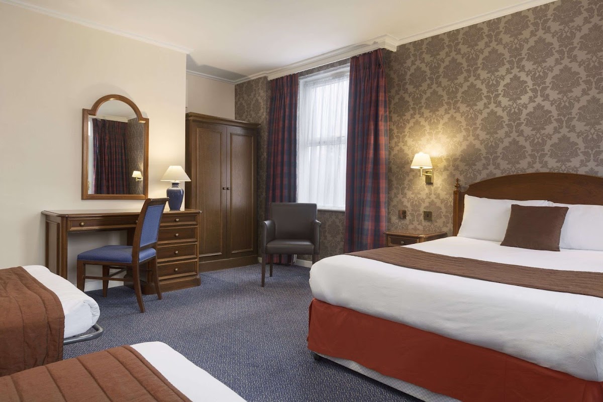 Ramada by Wyndham Crawley Gatwick photo 2