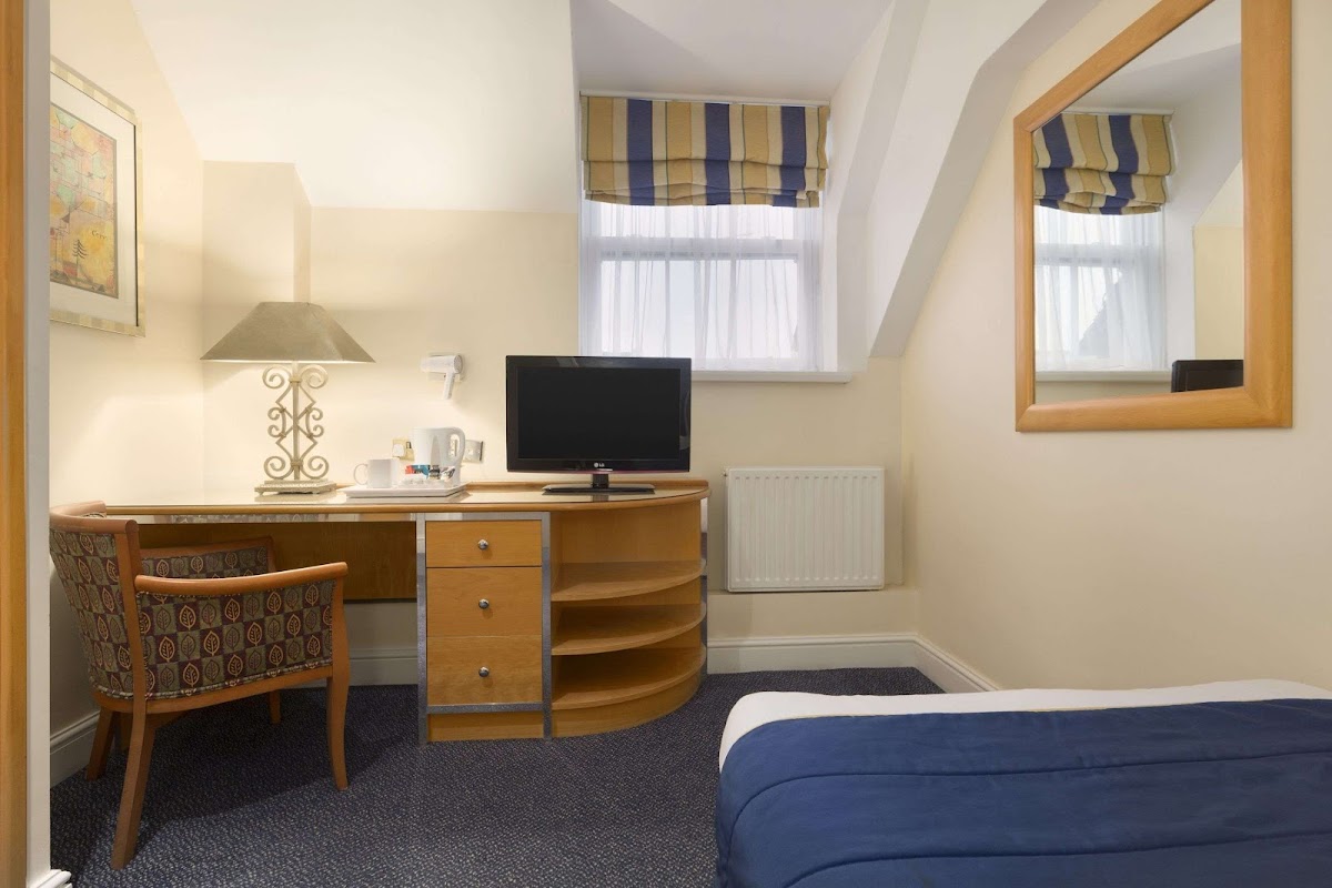 Ramada by Wyndham Crawley Gatwick photo 3
